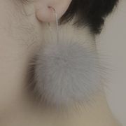 Náušnice norek šedý, závěs z chirurgické oceli (2,5cm)